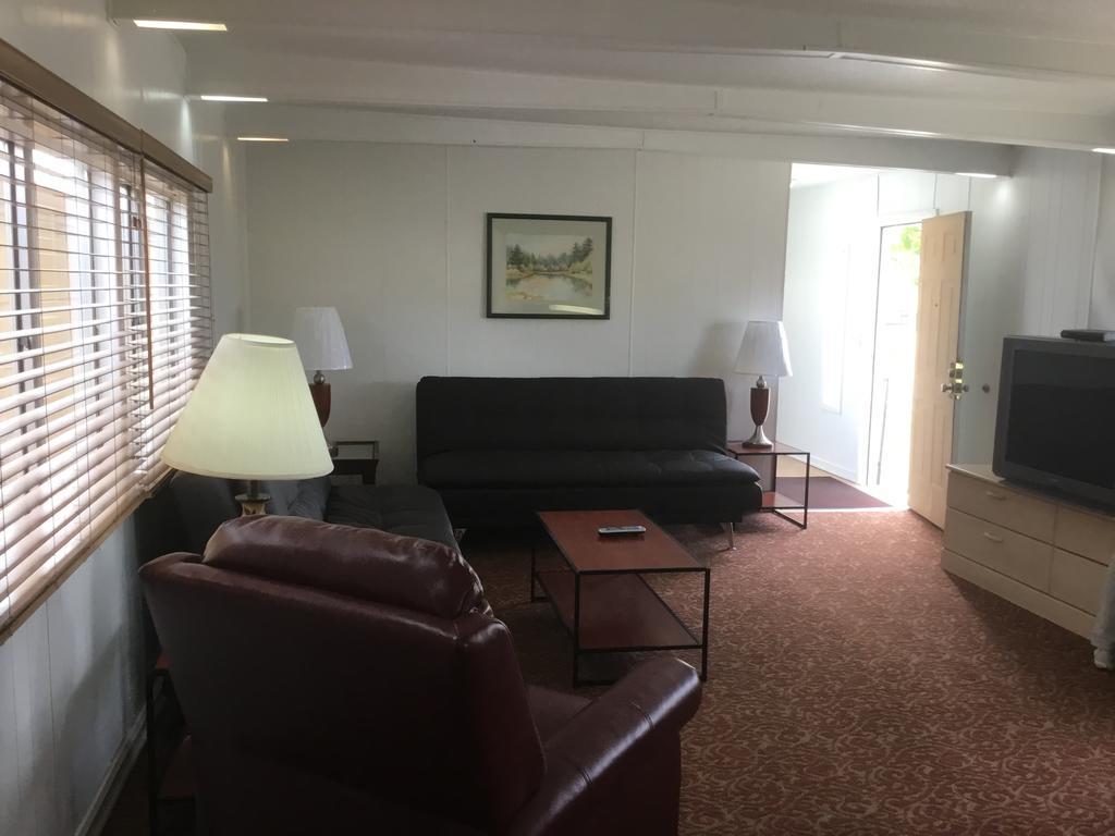 Ski'S Western Motel Great Falls Extérieur photo