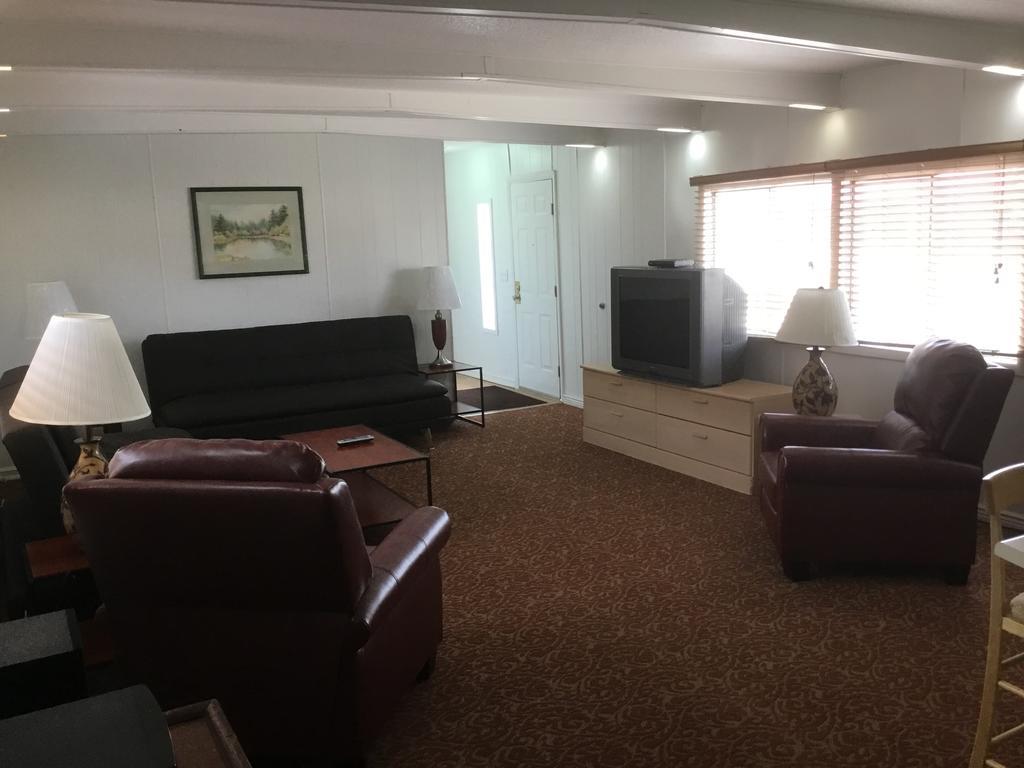 Ski'S Western Motel Great Falls Extérieur photo
