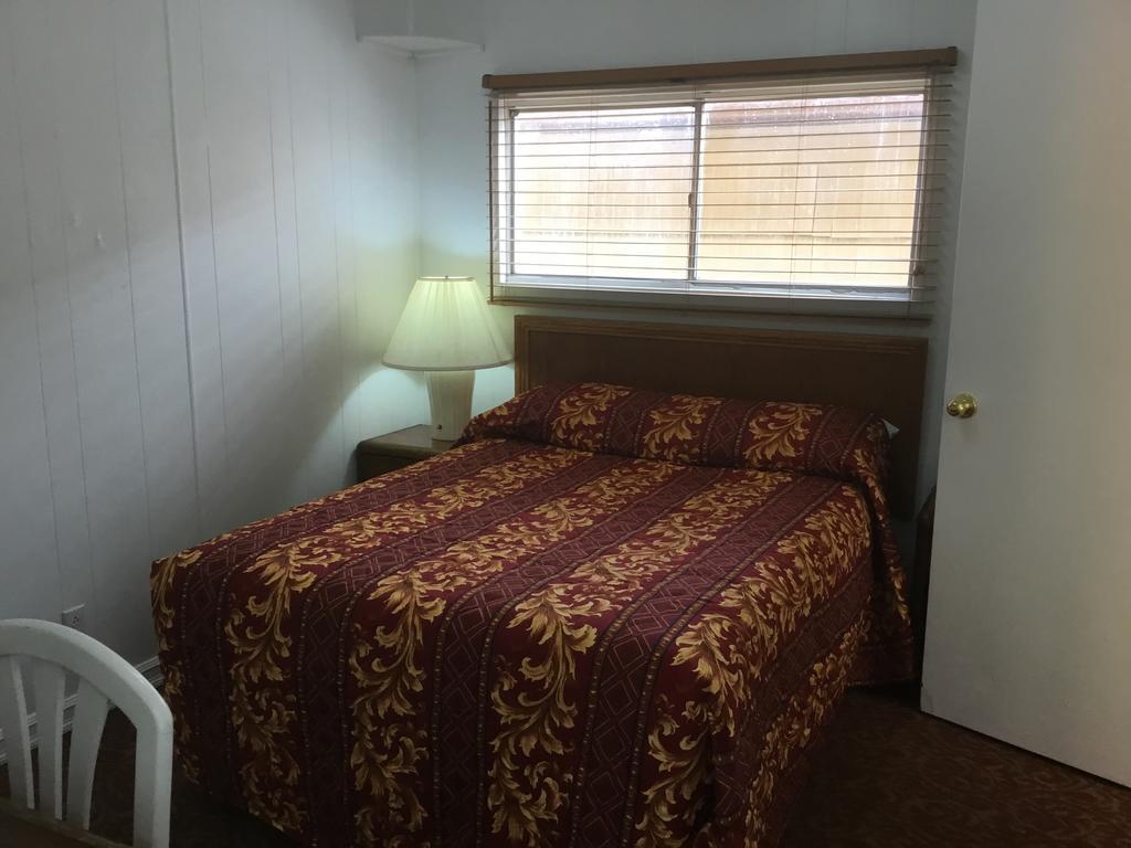 Ski'S Western Motel Great Falls Extérieur photo